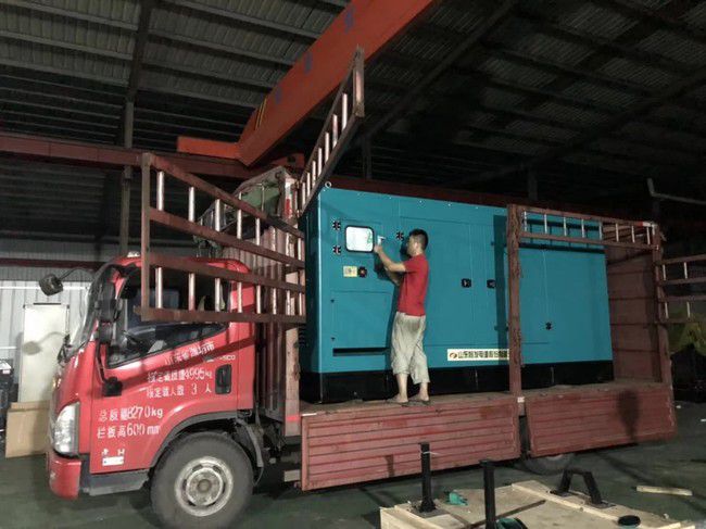 客户订购一台300康明斯静音发电机组